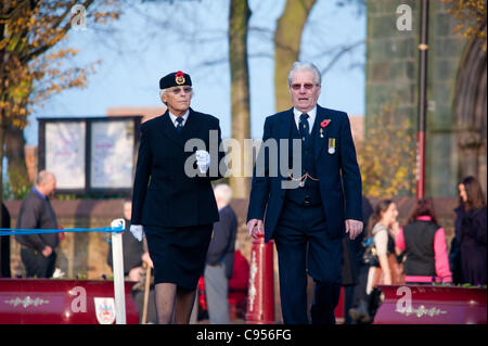 Bürgermeister von Erewash Cllr Kevin Miller besucht Gedenkstätte Gedenkgottesdienst in Ilkeston, Derbyshire, England am Sonntag, 13. November 2011 Stockfoto