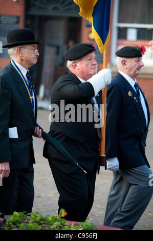 Bürgermeister von Erewash Cllr Kevin Miller besucht Gedenkstätte Gedenkgottesdienst in Ilkeston, Derbyshire, England am Sonntag, 13. November 2011 Stockfoto