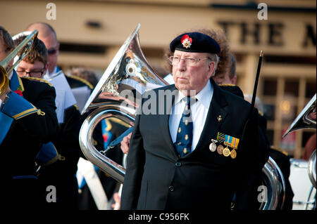 Bürgermeister von Erewash Cllr Kevin Miller besucht Gedenkstätte Gedenkgottesdienst in Ilkeston, Derbyshire, England am Sonntag, 13. November 2011 Stockfoto