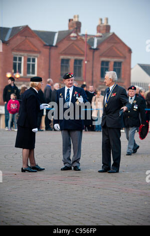 Bürgermeister von Erewash Cllr Kevin Miller besucht Gedenkstätte Gedenkgottesdienst in Ilkeston, Derbyshire, England am Sonntag, 13. November 2011 Stockfoto