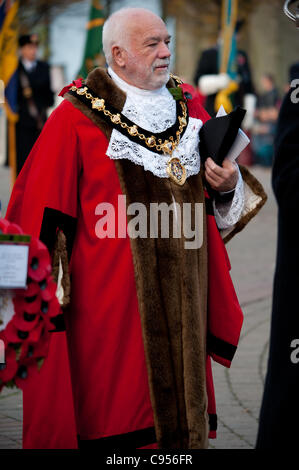 Bürgermeister von Erewash Cllr Kevin Miller besucht Gedenkstätte Gedenkgottesdienst in Ilkeston, Derbyshire, England am Sonntag, 13. November 2011 Stockfoto