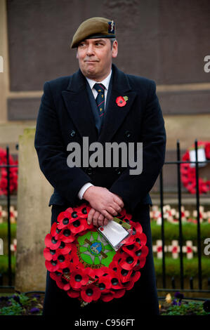 Bürgermeister von Erewash Cllr Kevin Miller besucht Gedenkstätte Gedenkgottesdienst in Ilkeston, Derbyshire, England am Sonntag, 13. November 2011 Stockfoto