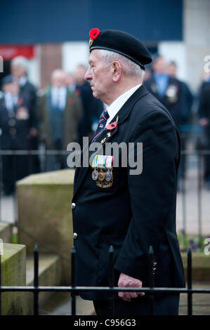 Bürgermeister von Erewash Cllr Kevin Miller besucht Gedenkstätte Gedenkgottesdienst in Ilkeston, Derbyshire, England am Sonntag, 13. November 2011 Stockfoto