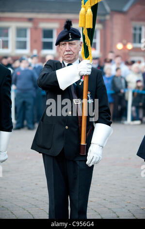 Bürgermeister von Erewash Cllr Kevin Miller besucht Gedenkstätte Gedenkgottesdienst in Ilkeston, Derbyshire, England am Sonntag, 13. November 2011 Stockfoto