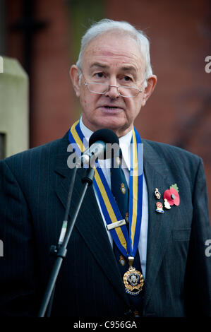 Bürgermeister von Erewash Cllr Kevin Miller besucht Gedenkstätte Gedenkgottesdienst in Ilkeston, Derbyshire, England am Sonntag, 13. November 2011 Stockfoto