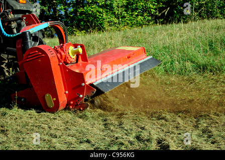 Kleiner Bauernhof Traktor Busch Beschlag auf einer Wiese in Trentino Alto Adige. Italien Stockfoto