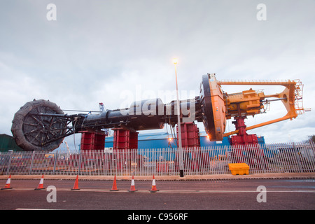 Ein PB150 macht Boje, Wave-Energie-Gerät auf die Docks in Invergordon, Cromarty Firth Schottland. Stockfoto