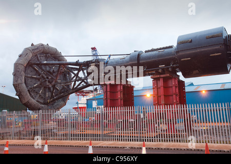 Ein PB150 macht Boje, Wave-Energie-Gerät auf die Docks in Invergordon, Cromarty Firth Schottland. Stockfoto