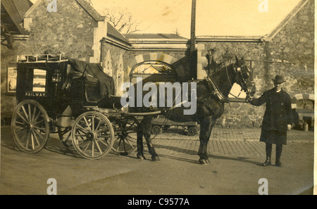 Bahnhofsbus vor dem Wareneingang nach Great Malvern Bahnhof ca. 1901 Stockfoto