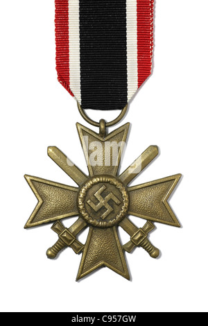 Eine deutsche Medaille aus dem Weltkrieg 2 auf weißem Hintergrund mit leichtem Schlagschatten. Darf nicht in Ländern verwendet werden, in denen das Swastika-Bild verboten ist. Stockfoto
