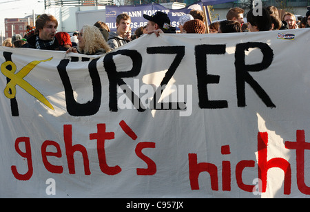Studenten an den Universitäten Leipzig, Chemnitz und Dresden protestieren gegen finanzielle Kürzungen und schlechten Bedingungen. Stockfoto