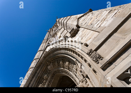 Nachschlagen von Kanadas Peace Tower. Der Blick von unten die Schriftart-Portal des Blocks Zentrum Kanadas Parlamentsgebäude. Stockfoto