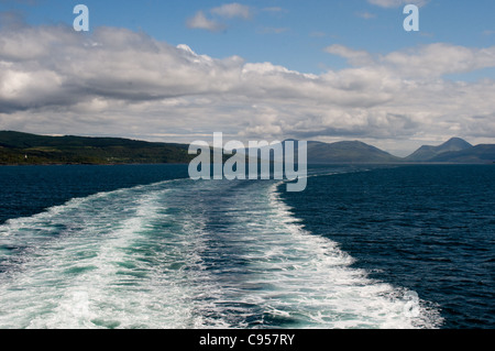 Zuge der Caledonian MacBrayne Fähre MV Clansman ins offene Wasser auf eine Reise zwischen Oban und Castlebay segelt. Stockfoto