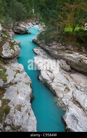Wunderschöne Türkis Gebirgsfluss. Soca (Isonzo), Julischen Alpen, Slowenien. Beliebtes touristisches Ausflugsziel. Stockfoto