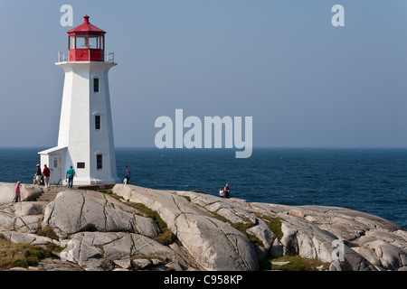 Leuchtturm in Peggys Cove am Rand des Meeres. Dieses Wahrzeichen von Nova Scotia in der Nähe von Halifax ist auf kahlen glatten Felsen gelegen. Stockfoto