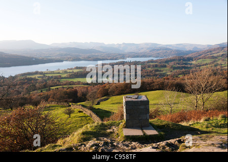 Blick in Richtung Ambleside und Lake Windermere aus Orrest Head Aussichtspunkt Lake District National Park Cumbria England Großbritannien Stockfoto