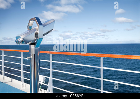 Fernglas auf dem Bootsdeck eines Stockfoto