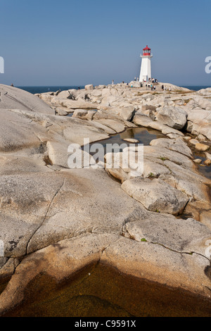 Felsige Pools und der Leuchtturm in Peggys Cove. Glatte Felsen umgeben dieses Wahrzeichen von Nova Scotia in der Nähe von Halifax Stockfoto