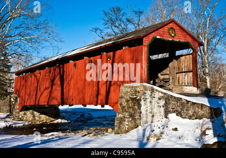 Pool Forge German Amish überdachte Brücke, Weihnachtslichter im Freien Szene Schneelandschaft, Lancaster County, Pennsylvania, USA, ländliche vintage Weihnachten Stockfoto