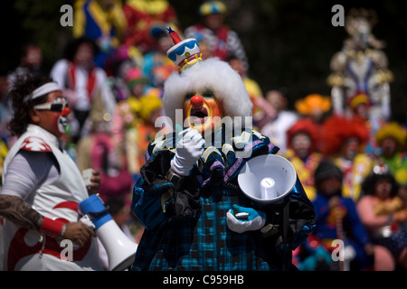 Ein Clown verwendet ein Megaphon Nominierungswahlen der 16. internationalen Clown in Mexiko-Stadt Stockfoto