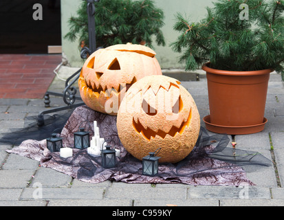 Street Scene: Zwei Halloween geschnitzte Kürbisse mit Amüsanten grinst auf einem Gehsteig außerhalb eines Restaurant, in Kaunas, der zweitgrößten Stadt Litauens Stockfoto