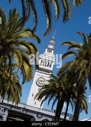 San Francisco Ferry Terminal Plaza Clock Tower und Palmen Stockfoto