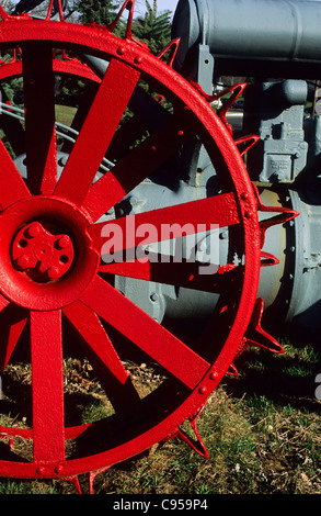 Alte rote Fordson antiken Traktor Rad abstrakt Nahaufnahme in Mühlstein Twp., New Jersey, USA, vintage Traktoren antike Bilder Farm vertikalen Landwirtschaft Stockfoto