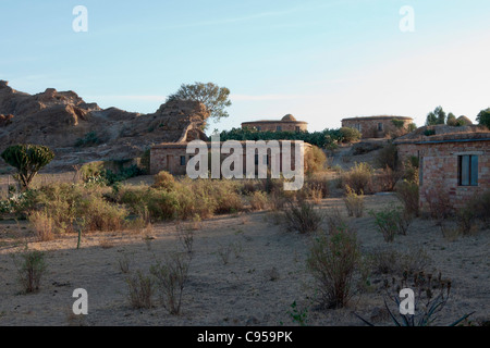 Ansicht der Stein gebauten Bungalows im Gheralta Lodge in der Nähe des Dorfes Hawsien in Tigray, Nord-Äthiopien, Afrika. Stockfoto