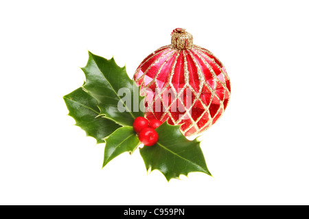 Rot und Gold Glitzer Weihnachtskugel mit einem Zweig frischer Holly Blätter und Beeren isoliert auf weiss Stockfoto