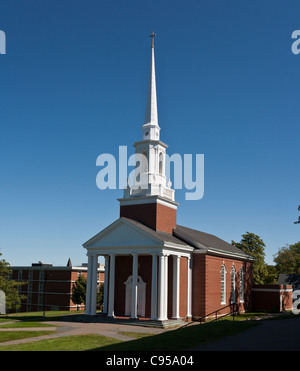 Manning Gedächtniskapelle auf dem Campus der Acadia University. Eine Neuengland Stil Kapelle Kirchturm wird durch ein 6 Fuß Kreuz gekrönt. Stockfoto