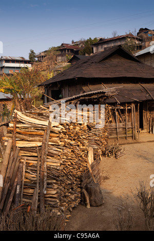 Indien, Nagaland, Longkhum, Lagern von Brennholz gestapelt außerhalb Dorfhaus Stockfoto