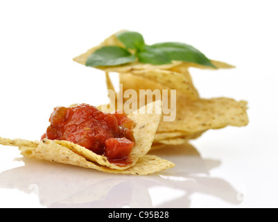 Mais-Tortilla chips mit Salsa auf weißem Hintergrund, Nahaufnahme Stockfoto