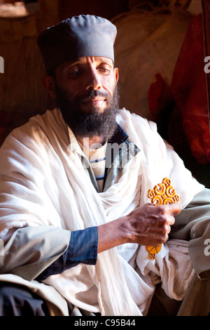 Porträt von einem christlich-orthodoxer Priester im Tagebergbau Kloster Debre Damo in Tigray, Nord-Äthiopien, Afrika. Stockfoto