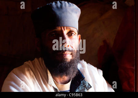 Porträt von einem christlich-orthodoxer Priester im Tagebergbau Kloster Debre Damo in Tigray, Nord-Äthiopien, Afrika. Stockfoto