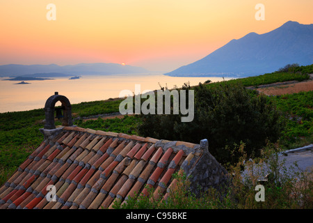 Kirche-Glocke in Dalmatien, Halbinsel Peljesac. Insel Korcula auf der Rückseite. Stockfoto