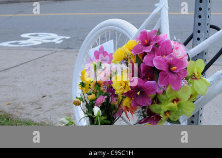 Montag, 14. November 2011, gesperrt eine weißes Fahrrad Skulptur zu einem Beitrag an der Ecke von Sterling Straße an der Dundas Street West in Toronto, Kanada, die Website des Radsport Todes von Jenna Morrison, Montag, 7. November 2011 heute vor einer Woche. Stockfoto