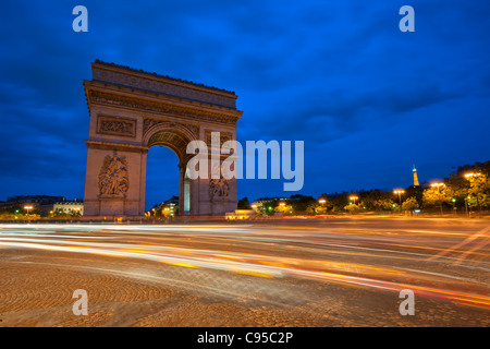 Arc de Triomphe in der Nacht, Paris, Frankreich Stockfoto