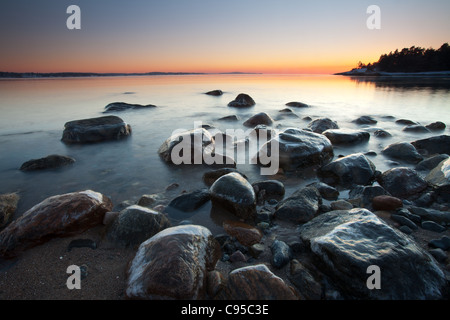 Küstenlandschaft in der Dämmerung am Ofen, am Oslofjord, in Råde Kommune, Østfold fylke, Norwegen. Stockfoto