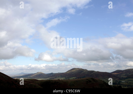 Landschaftsbild der Shropshire Hügel betrachtet von Cardingmill über die Stadt Kirche Stretton. Stockfoto