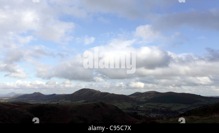 Landschaftsbild der Shropshire Hügel betrachtet von der Cardingmill hoch über der Stadt Kirche Stretton. Stockfoto