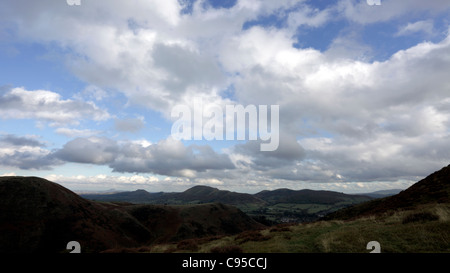 Landschaftsbild der Shropshire Hügel oberhalb der Stadt Kirche Stretton aus der Cardingmill betrachtet. Stockfoto