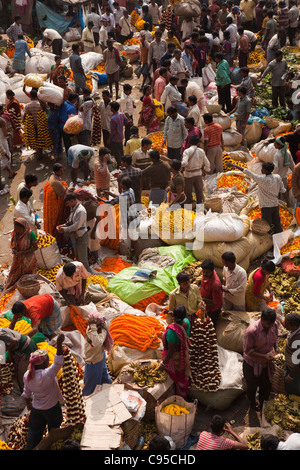 Indien, Westbengalen, Kolkata, Mullik Ghat, Blumenmarkt, erhöhte Ansicht von Howrah Brücke Stockfoto