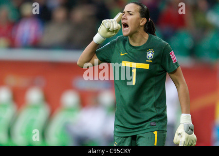 Torhüter Andreia Brasilien schreit und Gesten zu Teamkollegen während einer 2011 FIFA Frauen Welt Cup Gruppe D-match gegen Norwegen. Stockfoto