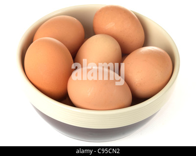 Küche Schüssel mit einer Auswahl von Braun ungekocht Hennen Eier Isoliert gegen einen weißen Hintergrund mit Keine Personen Stockfoto