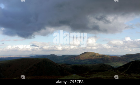 Die Shropshire Hügel auf Aussicht von der Spitze der Top-Longmynd.The von Caer Caradoc ist im Herbst Sonnenschein getaucht. Stockfoto