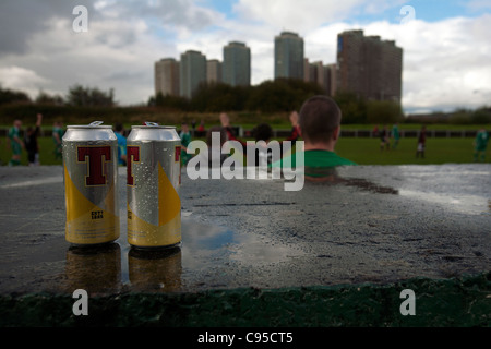 Fußballspiel in der Nähe von roten Straße Wohnungen in Glasgow Schottland Stockfoto