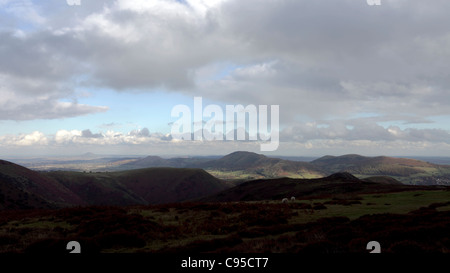 Shropshire Hügel gesehen von der Cardingmill in Richtung Nordosten und der Wrekin.The Basis von Caer Caradoc in Sonnenlicht getaucht ist. Stockfoto