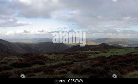 Malerische Szenerie der Shropshire Hügel betrachtet aus am oberen Rand der Cardingmill im Spätherbst. Stockfoto