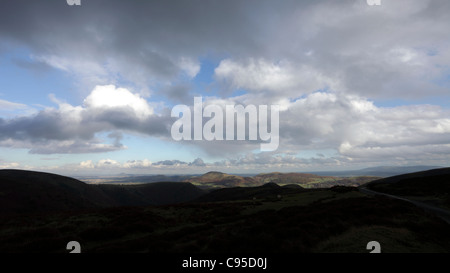 Die Shropshire Hügel betrachtet hier aus dem Schatten der Cardingmill, Caer Caradoc und Hoffnung Bowdler Hill in Herbst Sonnenlicht getaucht. Stockfoto