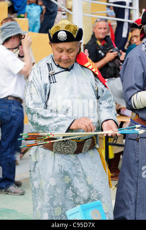 Bogenschießen-Wettbewerb während der traditionellen Naadam-Fest in Ulan Bator, Mongolei Stockfoto